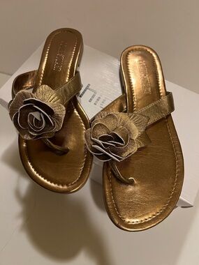 WOMEN’S COLIN STUART for CHICO’S COPPER FLORAL SANDALS.